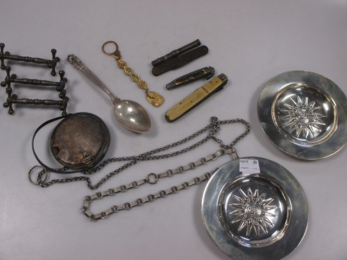 Lot 213 - An Egyptian gold keychain, together with a...