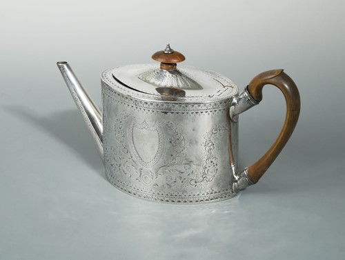 Lot 408 - A George III silver teapot by Thomas Chawner