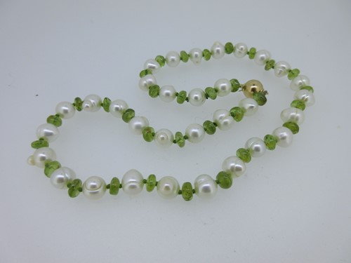 Lot 212 - A peridot and cultured pearl necklace