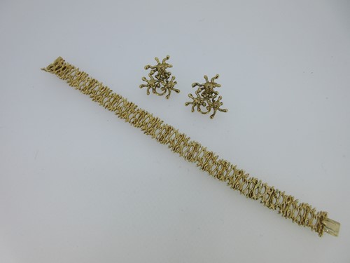 Lot 115 - A 9ct gold bracelet and pair of earrings