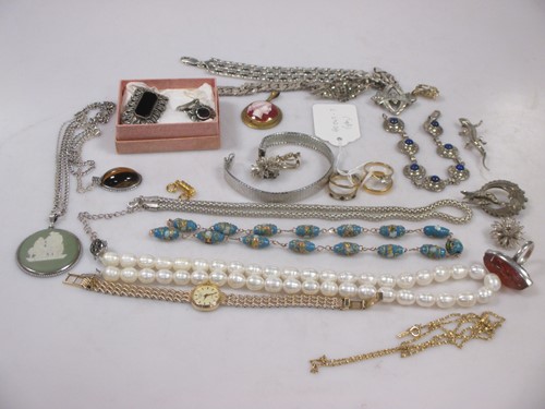 Lot 200 - A 22ct wedding band and a quantity of gold, silver, costume and antique jewellery