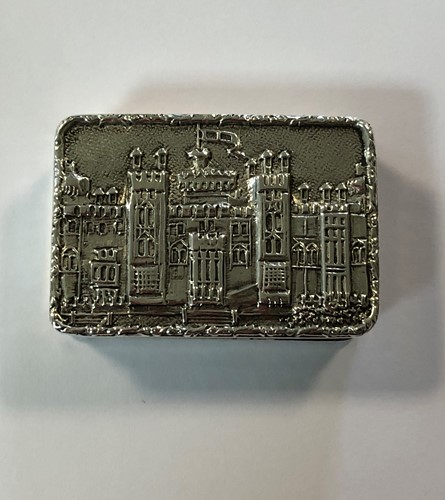 Lot 331 - A 20th century silver 'Castle Top' snuff box