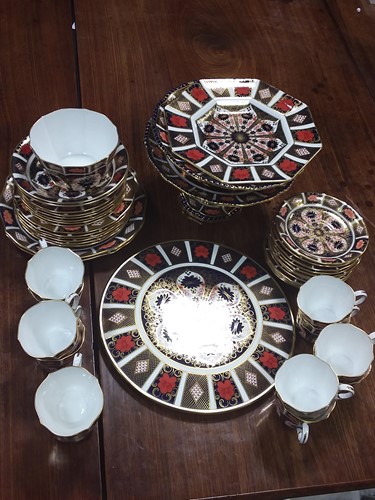 Lot 123 - A Royal Crown Derby 1128 pattern imari service...
