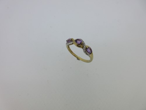 Lot 105 - An amethyst and diamond ring set in hallmarked gold