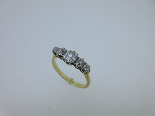Lot 222 - A diamond five stone ring