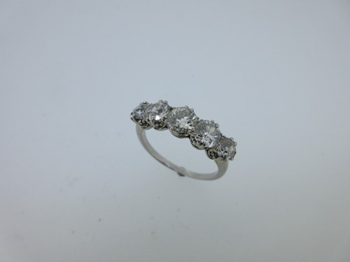 Lot 250 - A diamond 5 stone ring