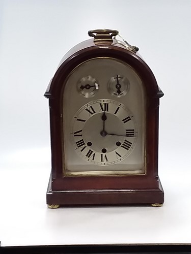 Lot 139 - An early 20th century mahogany mantle clock...