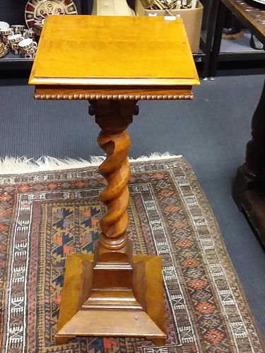 Lot 450 - An early 20th century jardinière stand on...