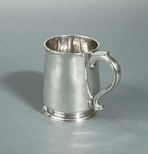 Lot 396 - A George I silver half pint tankard