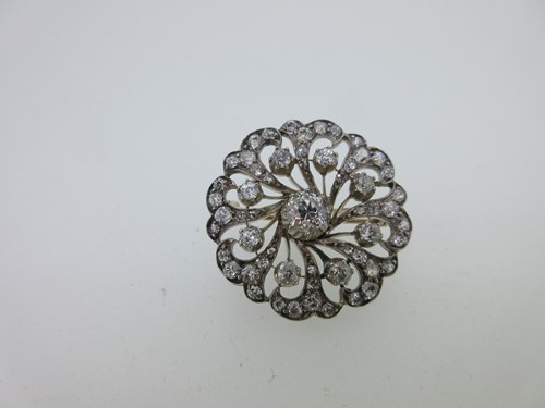 Lot 161 - A Victorian circular diamond brooch / pendant