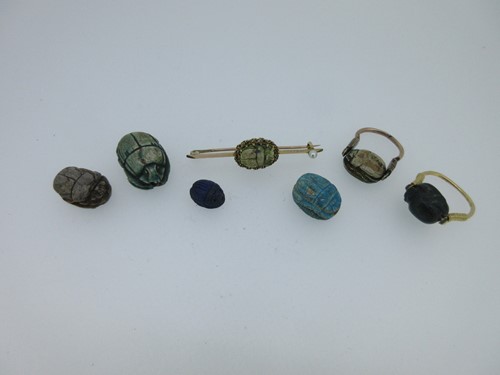 Lot 55 - A collection of scarab set jewellery and seals