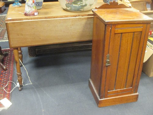 Lot 539 - An Edwardian table 122cm wide and a pot...