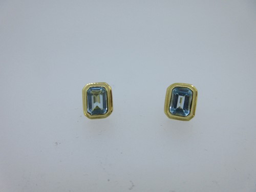 Lot 149 - A pair of 18ct gold and blue topaz earstuds