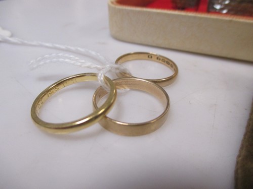 Lot 128 - Three hallmarked gold wedding bands and a small collection of other jewellery