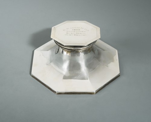 Lot 444 - A George VI silver table inkwell