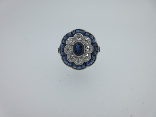 Lot 162 - A sapphire and diamond flower head ring