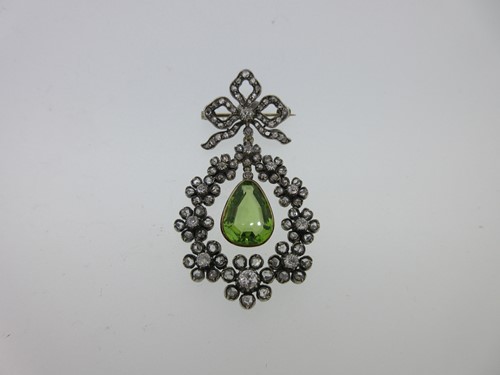 Lot 217 - A Belle Époque peridot and diamond brooch
