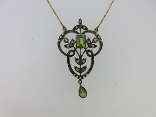 Lot 25 - An Edwardian style peridot, seed pearl and diamond pendant necklace