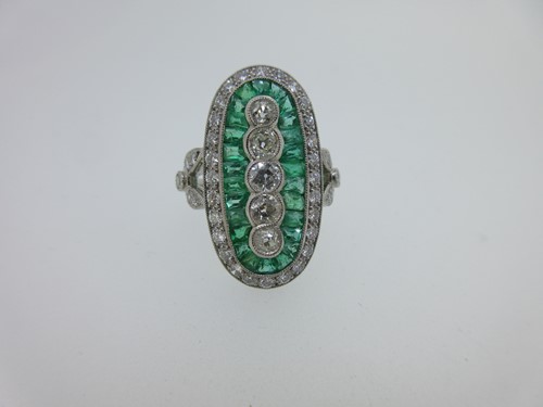 Lot 258 - An emerald and diamond plaque ring