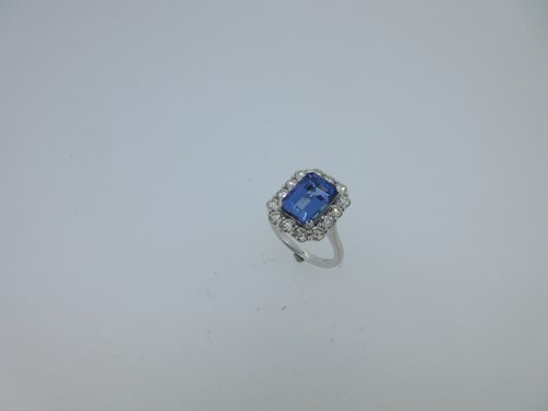 Lot 177 - A tanzanite and diamond cluster ring
