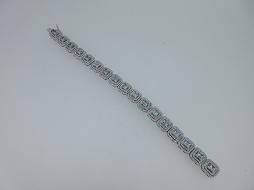 Lot 254 - An aquamarine and diamond bracelet set in 18ct white gold
