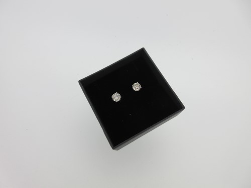 Lot 179 - A pair of diamond earstuds