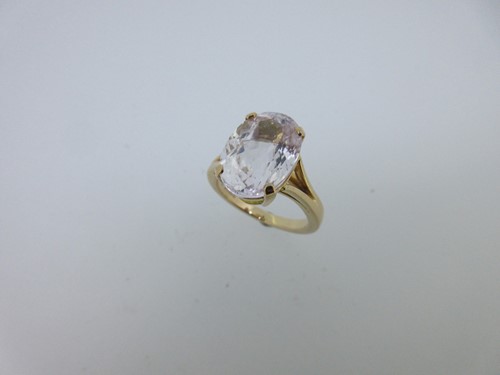 Lot 184 - A kunzite single stone ring set in 18ct rose gold