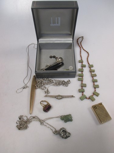 Lot 129 - A small box of costume jewellery
