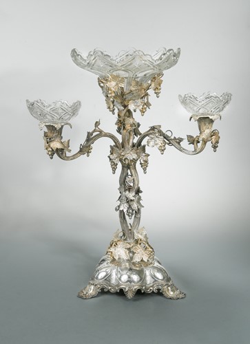 Lot 424 - A Victorian silver and cut glass epergne