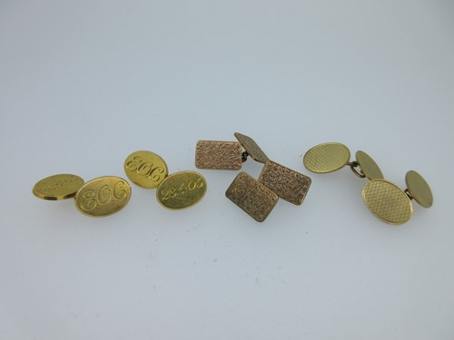 Lot 61 - A pair of 18ct gold double-ended cufflinks and two pairs in 9ct gold
