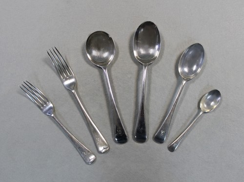 Lot 440 - A 23 piece set of George V silver flatware