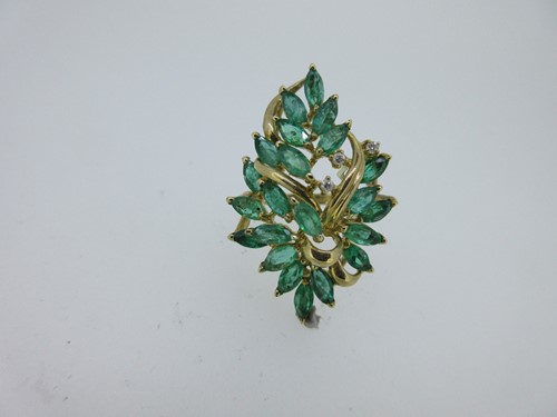 Lot 260 - A modern abstract emerald and diamond ring