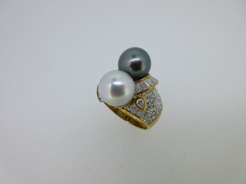 Lot 255 - An impressive cultured pearl and diamond ring