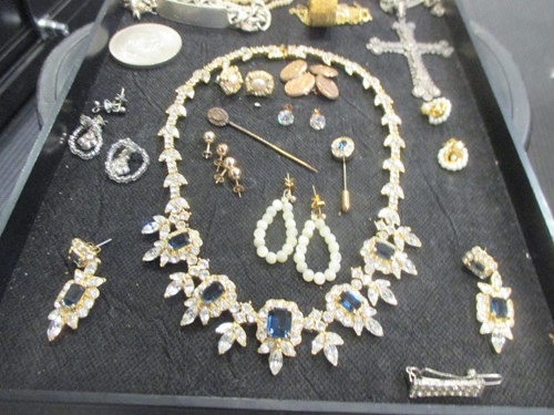 Lot 126 - A collection of 9ct gold jewellery