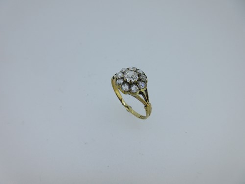 Lot 77 - A diamond flowerhead cluster ring