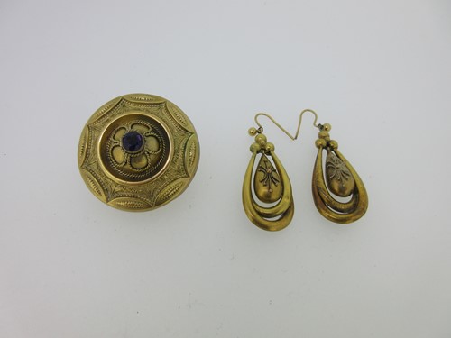 Lot 133 - A Victorian boss brooch set with an amethyst and a pair of earpendants of a similar era
