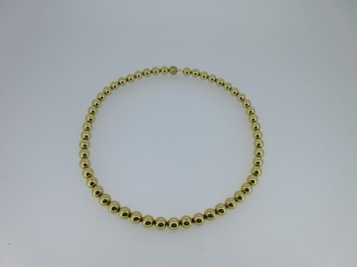 Lot 35 - A gold bead necklace stamped '750'