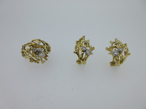 Lot 147 - An organic design ring and earclip suite with scattered diamonds
