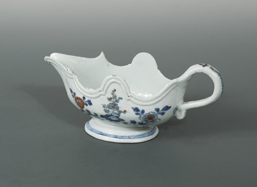 Lot 110 - A Chinese blue and white export porcelain sauceboat, late Kangxi, circa 1720/30