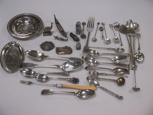Lot 151 - A collection of silverware
