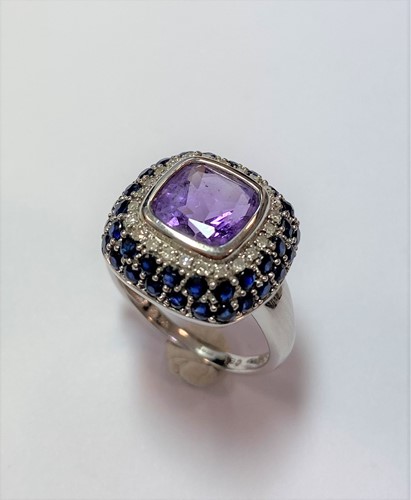 Lot 69 - An amethyst, sapphire and diamond dress ring