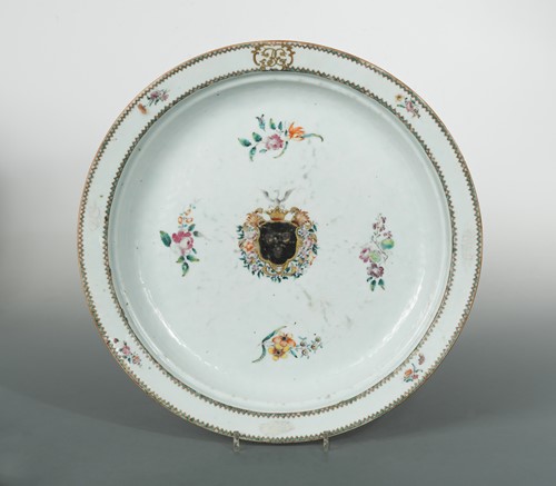 Lot 109 - An 18th century Chinese export armorial dish