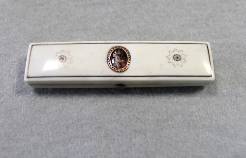 Lot 414 - A George III ivory toothpick case