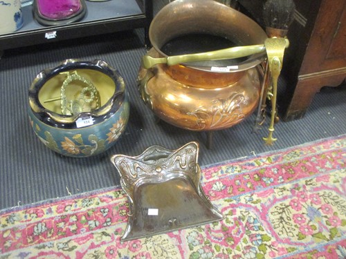 Lot 104 - A copper scuttle, a dust pan and a jardiniere