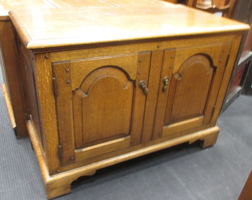 Lot 349 - A modern oak blanket chest, 62 x 99 x 53cm,...