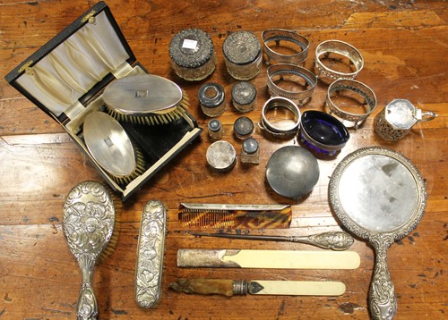 Lot 154 - A quantity of small silver items to include a...