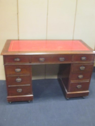 Lot 329 - An Edwardian mahogany small pedestal desk, 79...