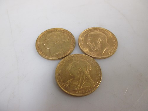 Lot 136 - Three gold sovereigns, 1885, 1901, 1911 (3)