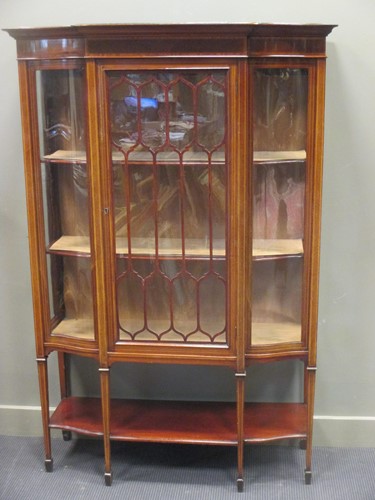 Lot 336 - An Edwardian mahogany and crossbanded display...
