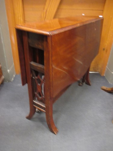 Lot 350 - An Edwardian mahogany pembroke table, 69 x 81...